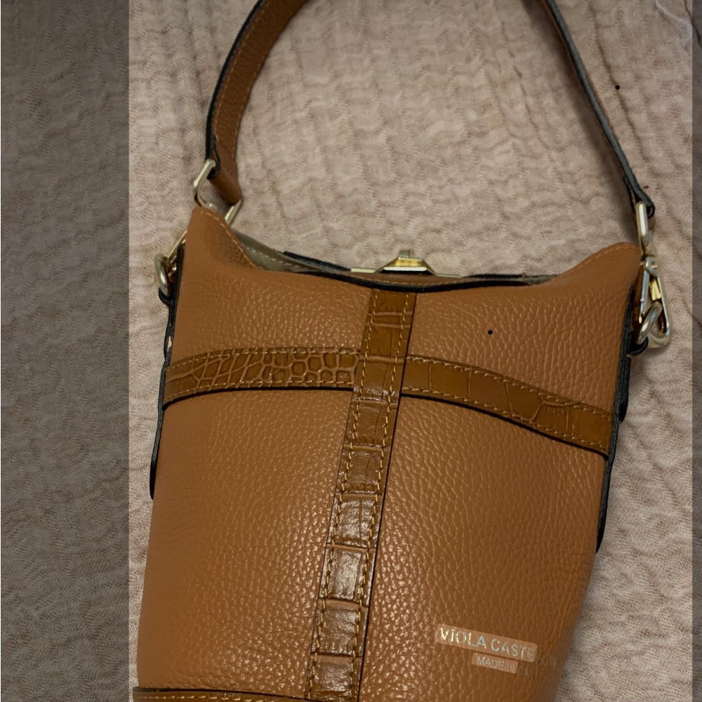 VIOLA CASTELLANI

VIOLA CASTELLANI Tan Italian Leather Bucket Turn lock Satchel